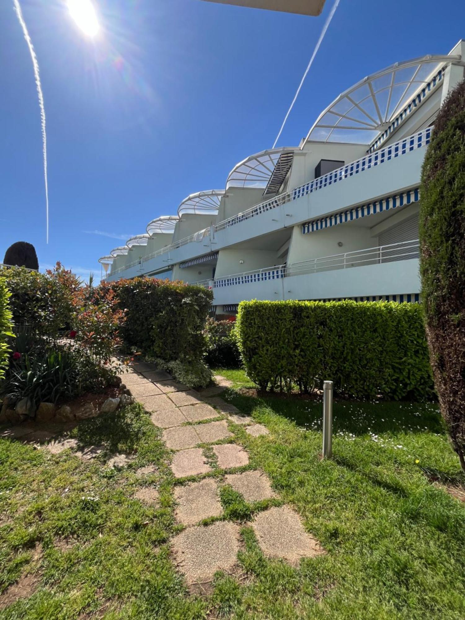 Апартаменты A Deux Pas De La Plage - Entre Nice/cannes *